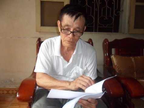 TS. Mai Hồng, nguyên Trưởng phòng Tư liệu thư viện - Viện Hán Nôm, hiện đang là Giám đốc trung tâm nghiên cứu và ứng dụng phả học Việt Nam đang chỉ cho phóng viên thấy ranh giới địa phận của Trung Quốc trong các lát cắt chụp từ bản đồ